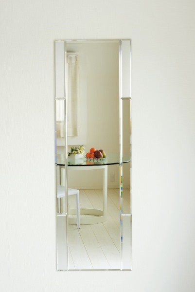 貼り合せた面取り部分が照明や日光を映しこみ、キラキラとした光を放つ。