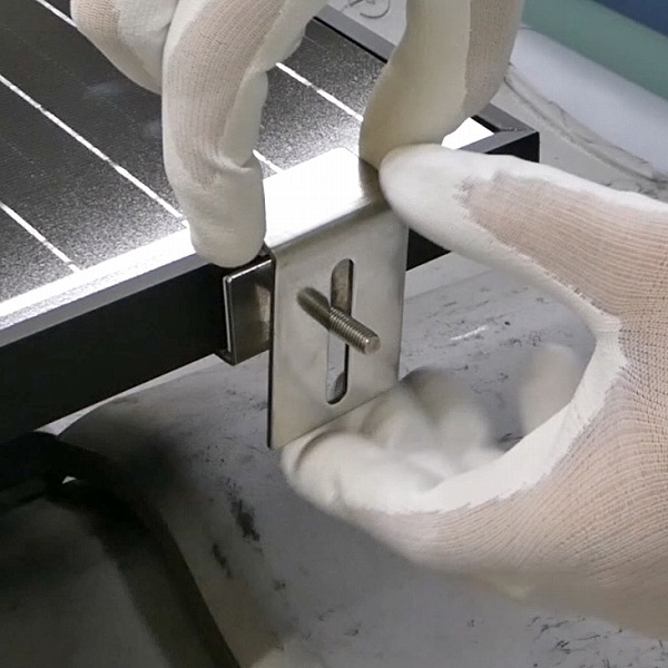 伸縮金具が立てられない場所（パネル隙間高さが伸縮金具仕様外、屋根材の凸凹や湾曲面 等）にはスライド金具を使用。
※基本的にはパネル側面（屋根けらば側）に使用
