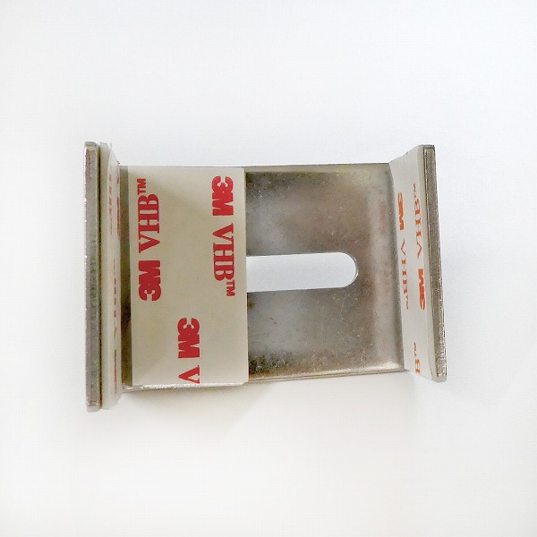 スライド金具の内側3辺には3M社製の屋外用超強力両面テープを採用。
太陽光パネル厚み25～52mmまで対応。