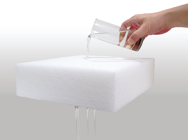 工期中、雨水に濡れても下へ水が抜け自然に乾く。湿気にも強く、床下からの湿気による断熱材の劣化を抑制。