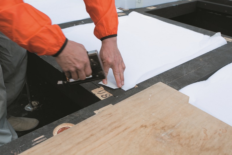 耳付き納品のため、タッカーで留めつけるだけの簡単施工。施工時間の短縮により、コスト削減も可能。