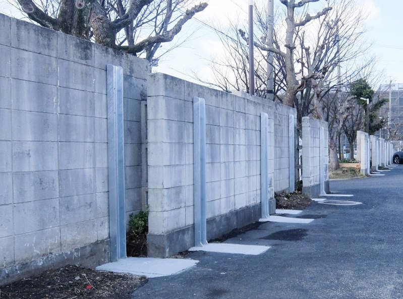 賃貸マンション駐車場に設置された例(敷地側)