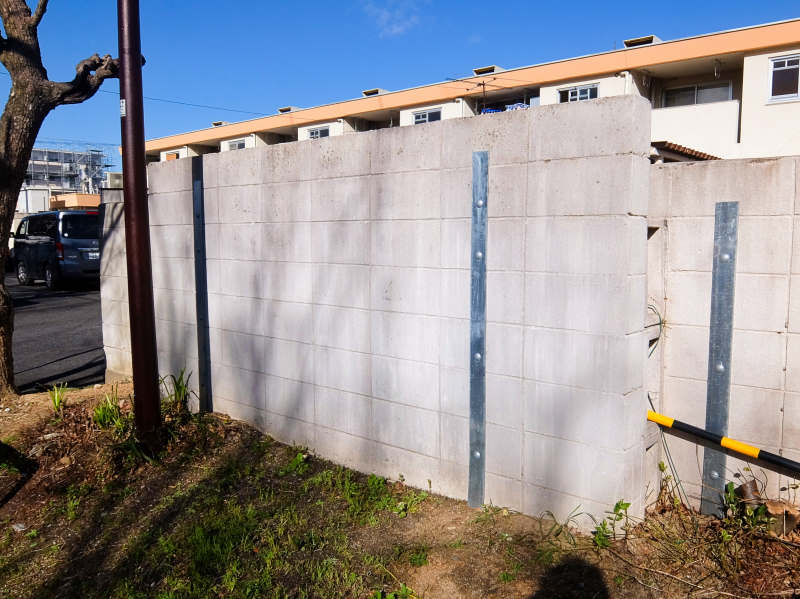 賃貸マンション駐車場に設置された例(隣地・道路側)