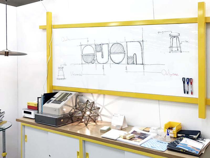 [ミーティングルーム]
ミーティングルームの壁面に使用
使用商品：1MWB-MU