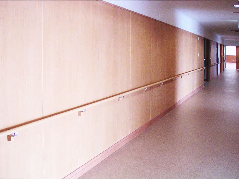 ［老人福祉施設廊下壁面パネル］
壁面いっぱいにプリント化粧板を施工している。
使用商品：929SS