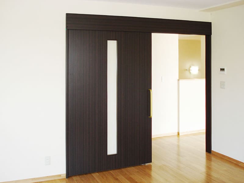 ［老人福祉施設居室建具］
老人福祉施設では車椅子の使用があるため、巾の広い建具を製作している。
使用商品：941AE