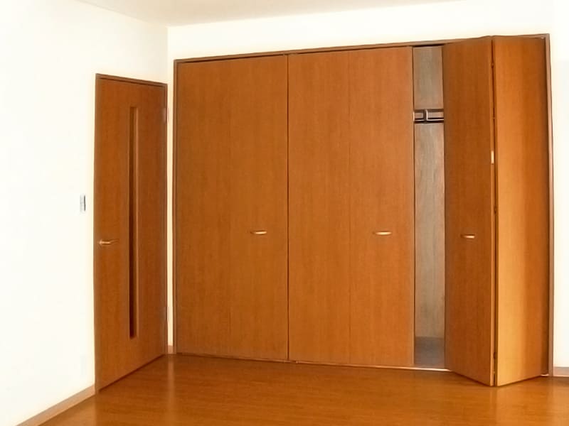 ［一般住宅クローゼット］
オレフィン化粧合板をVカット加工し、折戸を製作している。
使用商品：931AE