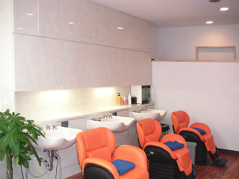 ［美容室システム収納］
傷や汚れに強く丈夫なため、収納扉の製作にも使用される。
使用商品：671YCM-M