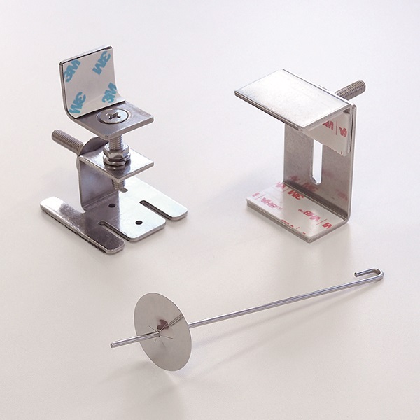 取付金具はフック金具の他、伸縮金具、スライド金具の3種類から構成。太陽光パネルや屋根材等の状況に合わせて使い分けフェンスを取り付ける。