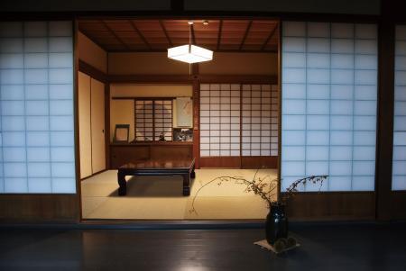 旅館など和風空間にも調和し、耐久性や耐候性も高まる。適度な耐水性がありメンテナンスも容易。完全耐水性の表面材アクアも用意している。