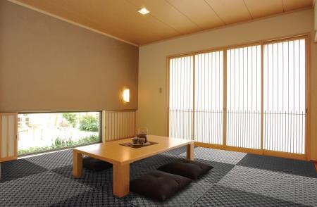 和室の畳表面材として使用できる。
天然いぐさ、人工いぐさの弱点を克服した第3世代の表面材。今までにない色柄は、新たな和風モダン空間を演出する。