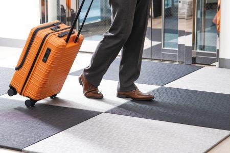 耐摩耗試験で優れた耐久性。
「強靱さとしなやかさ」を兼ね備えた耐久性。
いぐさでは困難だった車椅子やキャリーバックでも長く美しさを保つことができる。