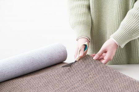 加工性が抜群。薄くてほつれないからフリーカット可能。薄くしなやかで、ハサミでカットし曲げ加工も簡単。裏面が不織布のため接着剤など貼付け可能。