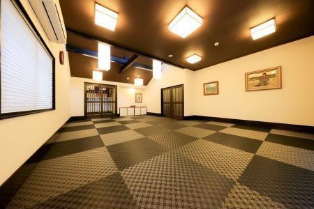 落ち着きのある和風から繊細で上品な洋風まで16柄を用意。耐久性、耐水性、防炎性、防滑性、断熱性、衝撃吸収、省施工の万能和風床材。宿泊施設、店舗、介護施設、保育園、住宅など用途はさまざま。