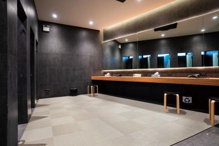 抜群の耐水性。旅館やホテル大浴場の脱衣場や住宅の洗面所、飲食店、介護施設、ペット共生など水廻りに適している。