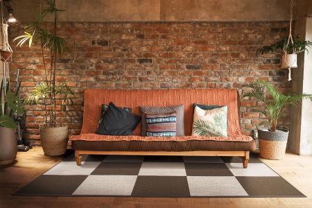 リフォームやDIYでも使用可能。裏面にMTシートを配し、接着剤不要でフローリングなどに貼って剥がすことができる。新築時の接着剤施工用スタンダードタイプも用意。