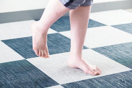 安心の防滑性とクッション性。濡れた素足でも滑りにくく人やペットにも快適な表面性。万が一の転倒時も衝撃緩和性が高く怪我の軽減が期待できる。