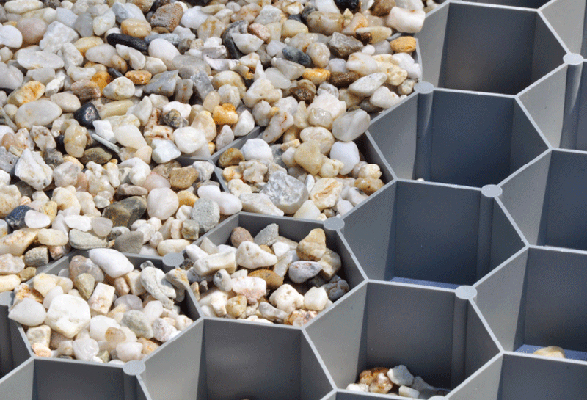 グラベルフィックスはハニカム形状によって、頑丈で均一な構造を作り出し、砂利を充填していない状態でも約100t/m²(約60t/m²)まで耐えられ、大型車両でも乗入れ可能な優れた強度を有する。