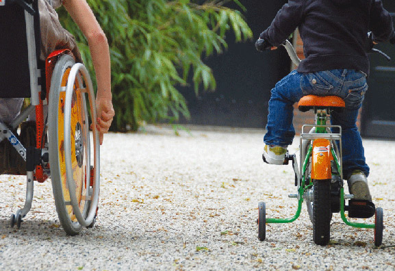 轍(わだち)やくぼみができず、トラック・自動車・バイクはもちろんのこと、ハイヒールでも歩くことができ、車椅子、ベビーカー、杖をついた高齢者から子どもにも優しい高い機能性を有する。