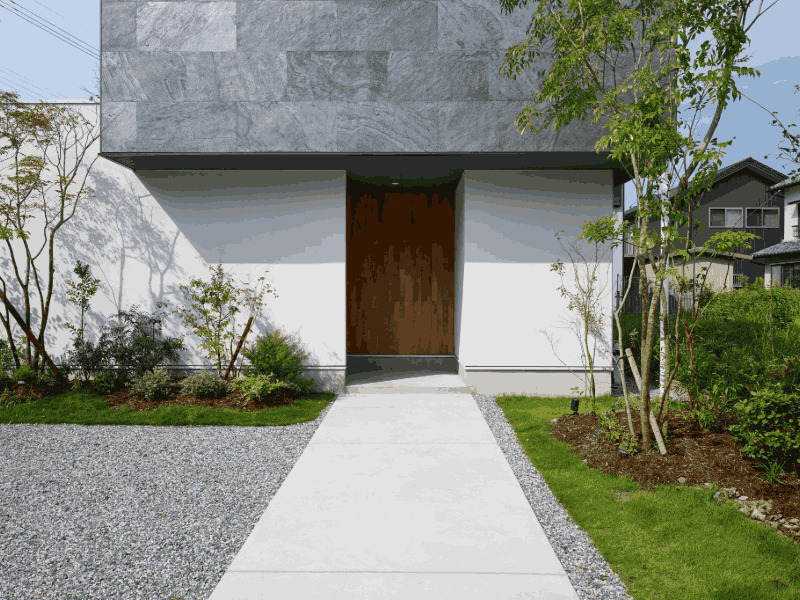 透水性のある砂利舗装材、グラベルフィックスを使用することで、水たまりや轍を解決し、見た目もきれいな仕上がりに。