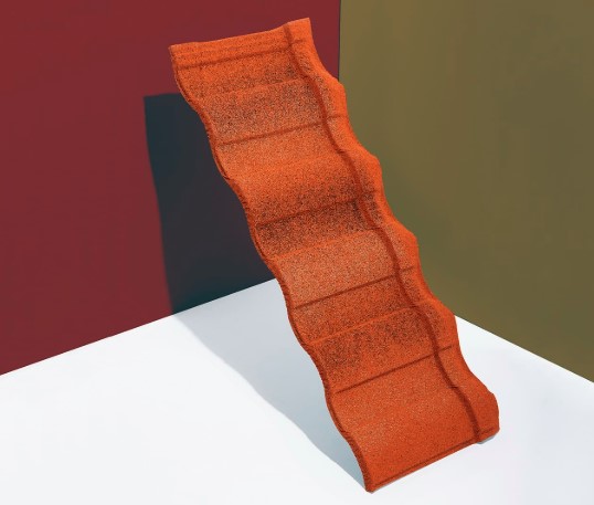 商品は、「ティルコアローマン」、「ティルコアスレート」の2種。使いやすさも備えたガルバリウム鋼板の表面に天然石粒を焼き付けた屋根材。表示金額は「ティルコアローマン」の価格。