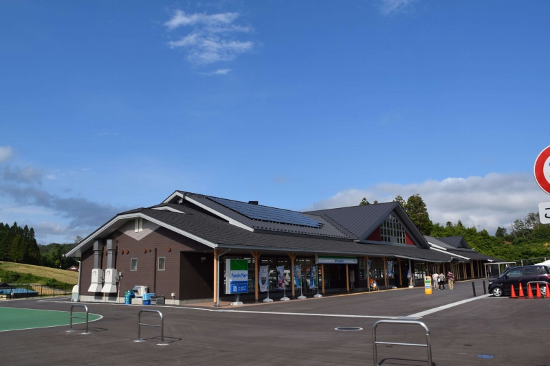 「ティルコアスレート」施工事例」：宮城県/道の駅。最もトラディショナルな天然スレート調をあしらったデザイン。スタンダードなフォルム。どんな建築物にも軽快感を与え、高い施工性が特徴で大型物件には最適。