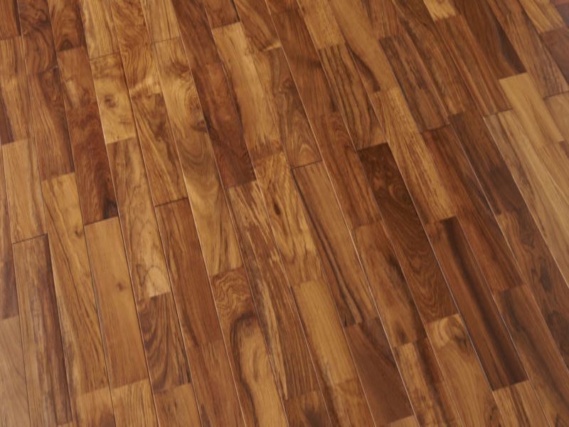 ＜ヴィンテージチーク＞
高級材のチークをラフに仕上げた商品。色むらなど表情の個性を楽しめ、味のあるヴィンテージ感が人気。