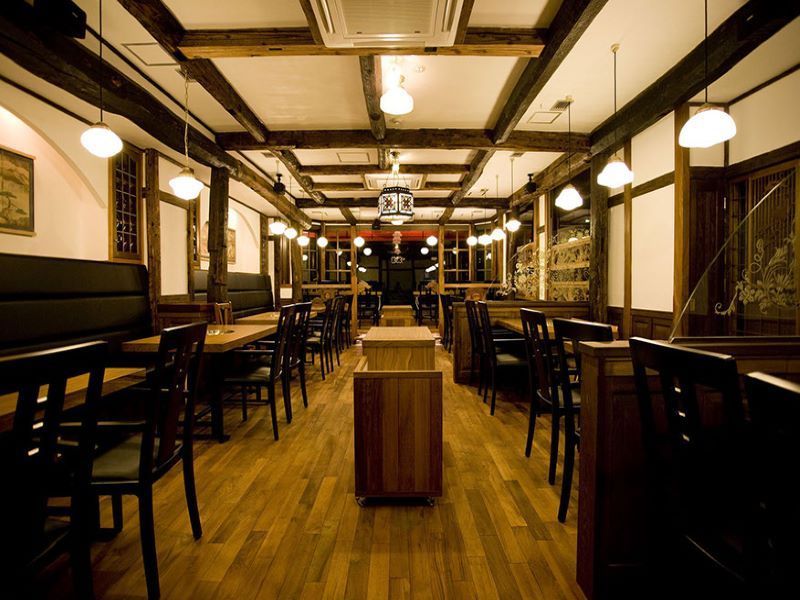 ＜施工例：チーク　クラスセレクト＞
耐久・耐水性に優れているため、店舗などでも多く使用されている。高級感のある豪華な仕上がり。