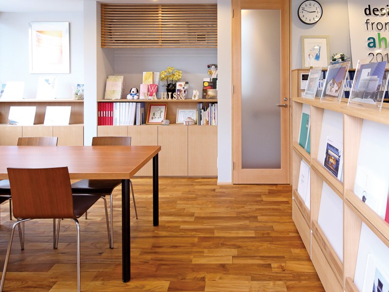 ＜施工例：ヴィンテージチーク＞
ヴィンテージ感のある個性的なフローリングで明るくお洒落な空間に仕上がる。