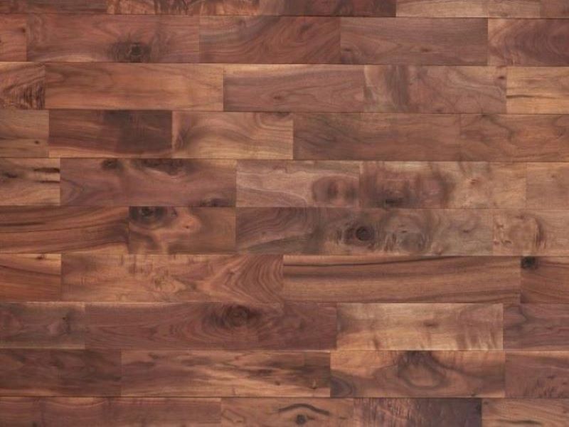 ＜アメリカンブラックウォールナット　クラスラスティック＞
白太や節が混ざり、表情豊かで存在感がある。