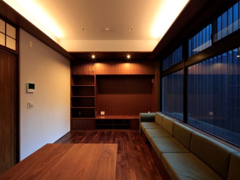 ＜施工例：アメリカンブラックウォールナット　セレクト＞
木目の華やかさと色合いの美しさがスペースに落ち着きを与える。