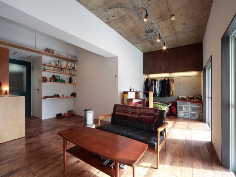 ＜施工例：アメリカンブラックウォールナット　ラスティック＞
表情豊かで迫力あるフローリングが空間を引き立たせる。