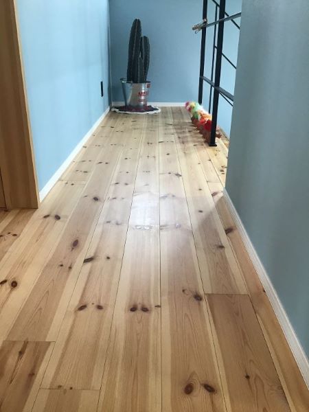 ＜施工例：北欧パイン　無塗装品＞
節がアクセントになりお洒落なスペースになる