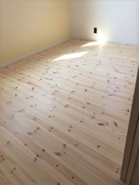 ＜施工例：北欧パイン　無塗装品＞
ナチュラルなイメージの空間に仕上がる