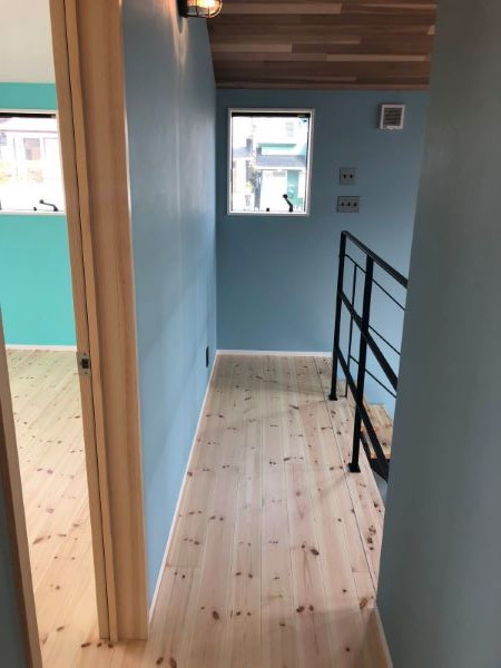 ＜施工例：北欧パイン　無塗装品＞
色味のある壁紙とも相性が良い
