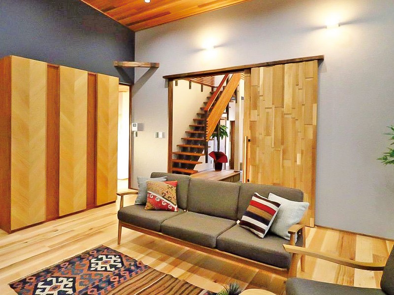 ＜施工例：ミルフィウッド　ヒッコリー＞
北アメリカ原産で日本でも東北地方で生育されているヒッコリー。木目の華やかさから家具や、材質が強く弾性があるのでスキー板やゴルフクラブにも使われている。