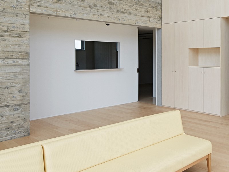 <施工例:ミルフィウッド ハードメープル>
北米産のメープル。ボーリング場の床にも使われるほど強度が強く、木目も美しい。明るい空間になる。