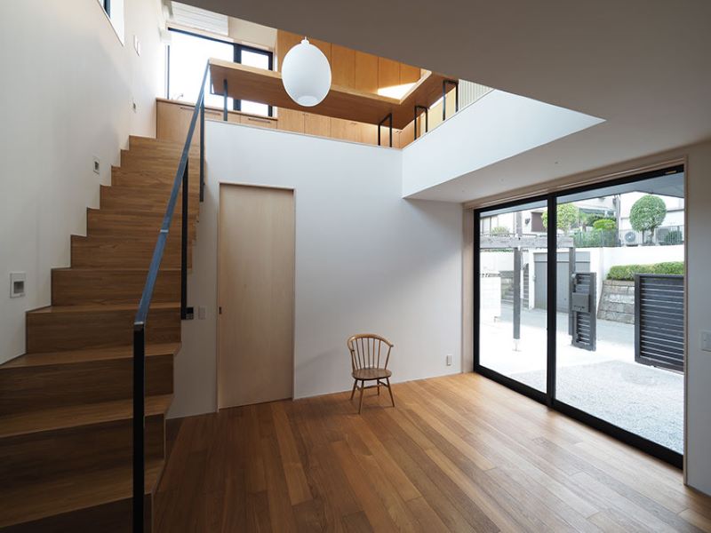 ＜施工例：ミルフィウッド　ミャンマーチーク＞
高級銘木で豪華客船の甲板にも使われるほど耐久・耐水性に優れているチーク。チーク材の中でも最高級のミャンマーチークを使用している。