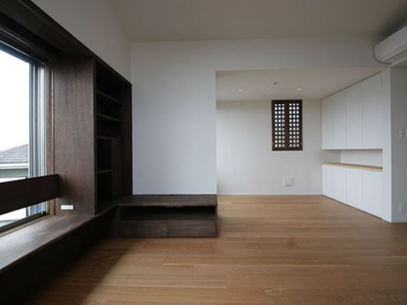 ＜施工例：ミルフィウッド　アメリカンブラックチェリー＞
時間の経過とともに色が濃くなっていくブラックチェリー。本物の木を使っているからこそ色の変化も楽しめるフローリング。
