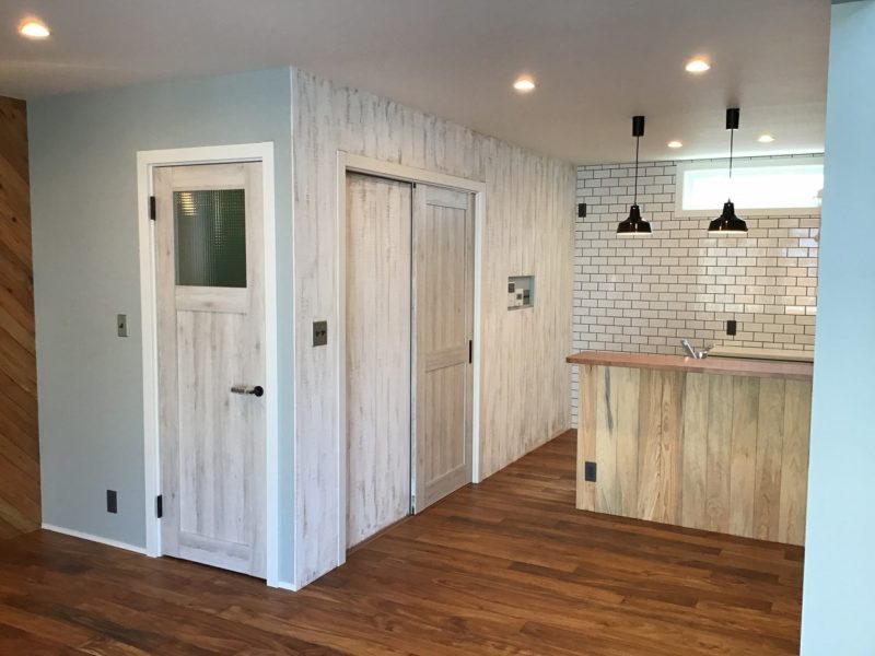 ＜施工例：R＆Bミルフィウッド　アカシア＞
赤みがかった多様な木目のアカシア。温もりのある空間に仕上がる。