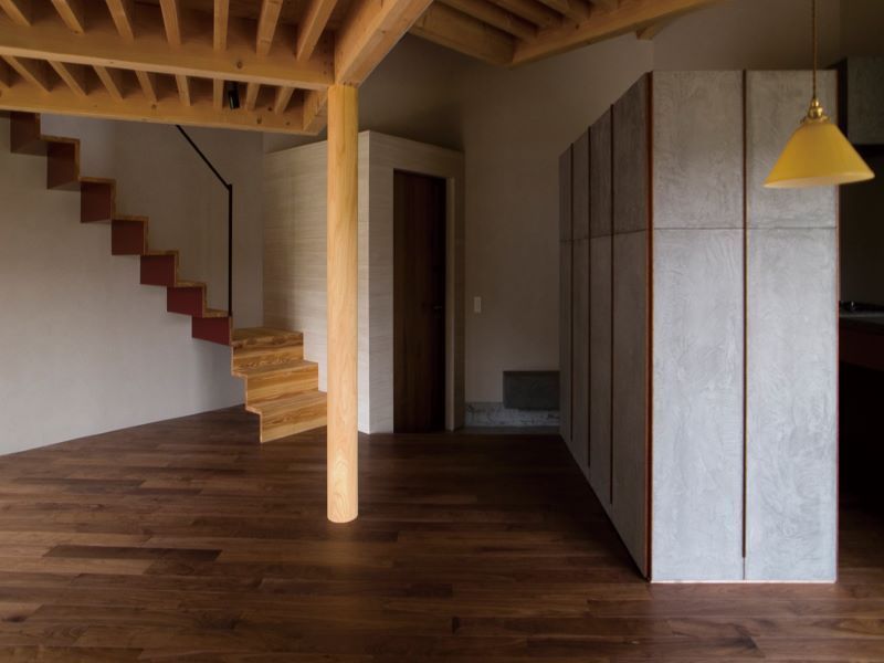 ＜施工例：R＆Bミルフィウッド　アメリカンブラックウォールナット＞
美しい色合いと華やかな木目のブラックウォールナット。優雅で重厚感のある空間に仕上がる。