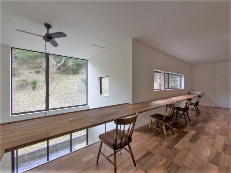 <施工例：アカシア>
床とカウンターテーブルにアカシアを使用


