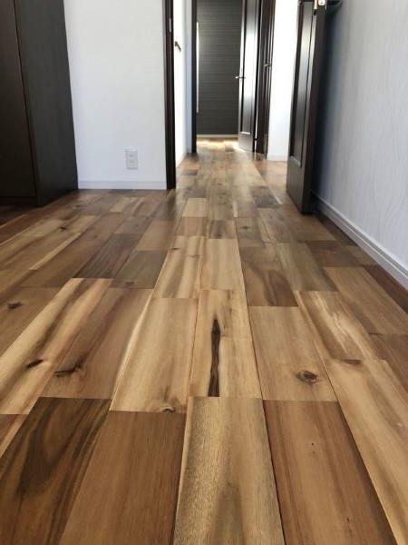 <施工例：アカシア＞
様々な色と木目が混在するお洒落なフローリング

