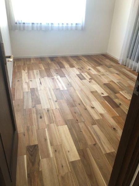 <施工例：アカシア>
色味のコントラストが楽しめる