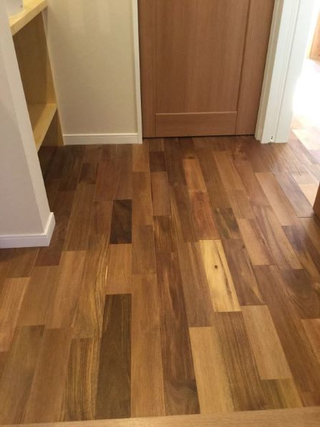 <施工例：アカシア>
赤みがかったフローリングで温もりのある空間に仕上がる