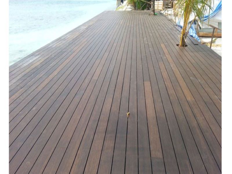 ＜施工例：エコソリッドバンブーエクステリア/デッキ＞
耐久・耐水性に優れているので、海辺のデッキとしても使用されている。