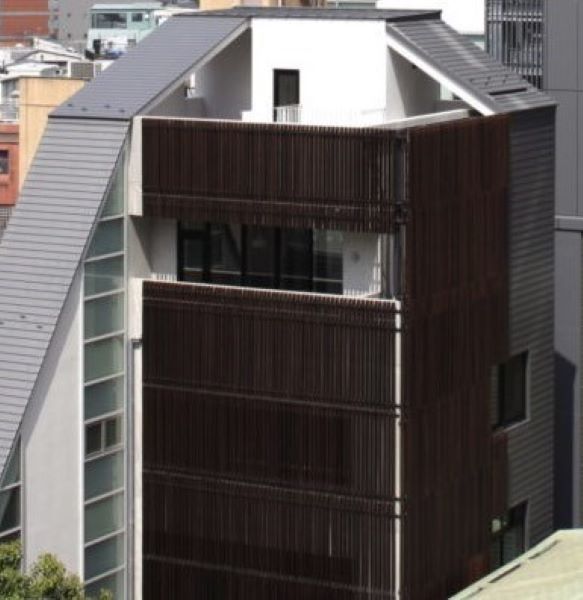 ＜施工例：エコソリッドバンブーエクステリア/ウォール・フェンス＞
風通しを遮らず、建物の雰囲気にマッチした目隠しにもなる。