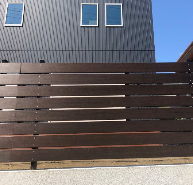 ＜施工例：エコソリッドバンブーエクステリア/ウォール・フェンス＞
重厚感のあるお洒落なフェンス。