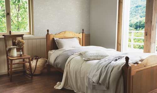 ラインフラワー/MCR101
コンセプトは「ラインで描かれた大きな花弁が優美なデザイン」。
光の加減で見え隠れするパールの光沢感が室内を上品に演出する。