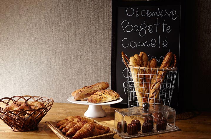 シルバーラメ塩化ビニル/ARV541~ARV545
紙に塩ビの樹脂で柄付けした製品。シンプルな無地柄。ライティングの光を受けると、シルバーラメが程よく光る。